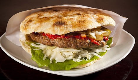 Pljeskavica im Fladenbrot